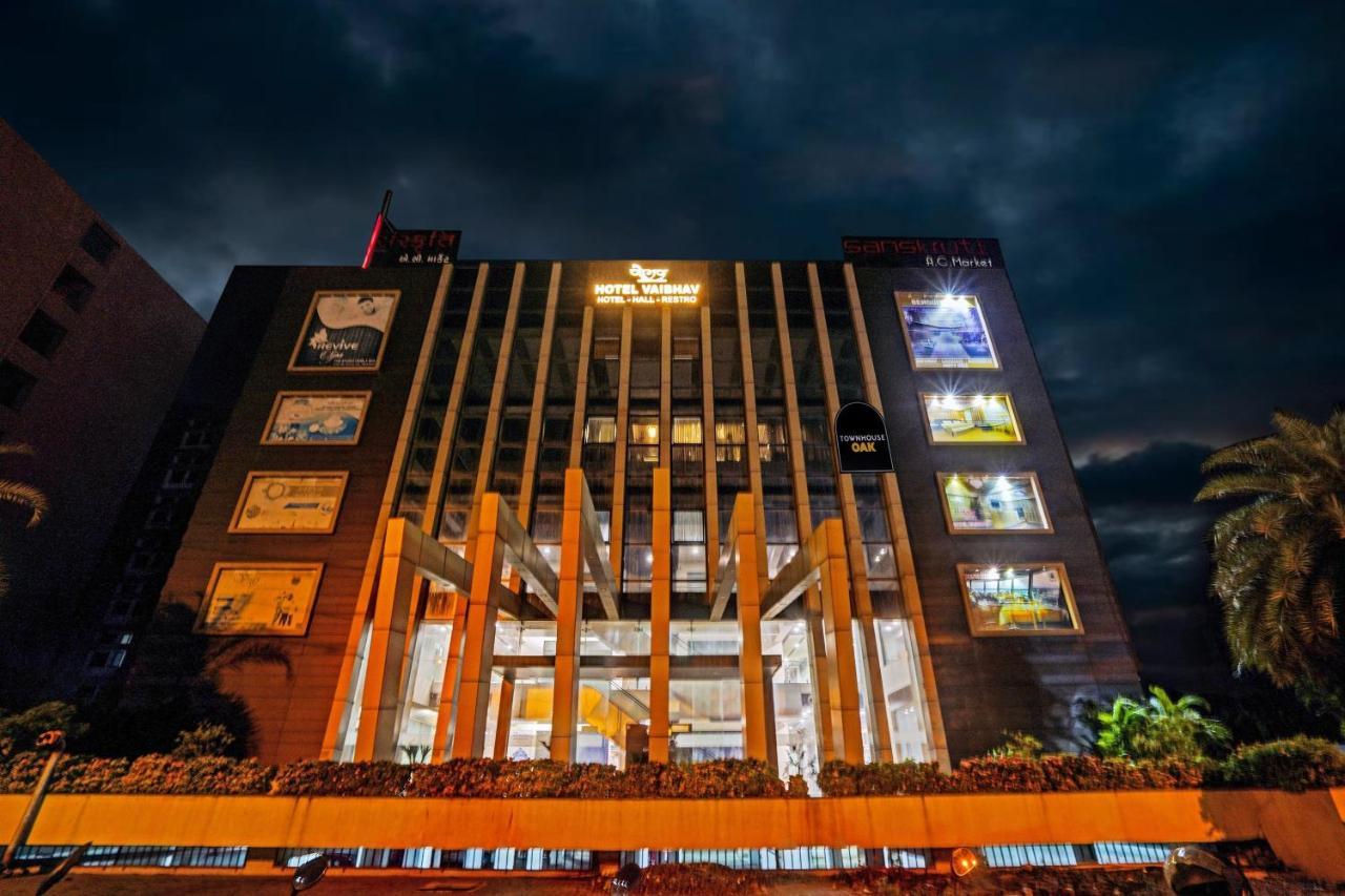 Townhouse Oak Hotel Vaibhav Сурат Экстерьер фото