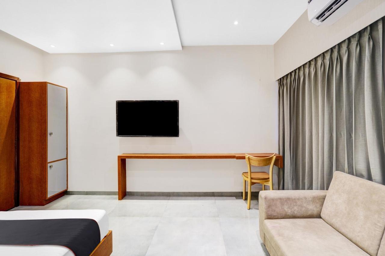 Townhouse Oak Hotel Vaibhav Сурат Экстерьер фото