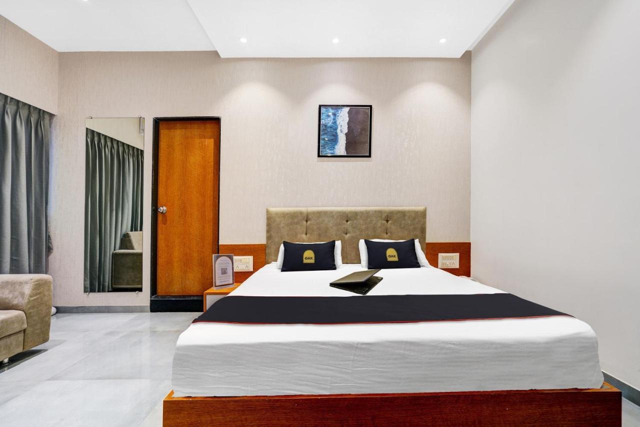 Townhouse Oak Hotel Vaibhav Сурат Экстерьер фото